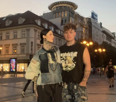 Chceš přestat kouřit? Kup si náš jedinečný popelník který nikde jinde nenajdeš! Dává to smysl? Ne! Ale sám musíš uznat, že...